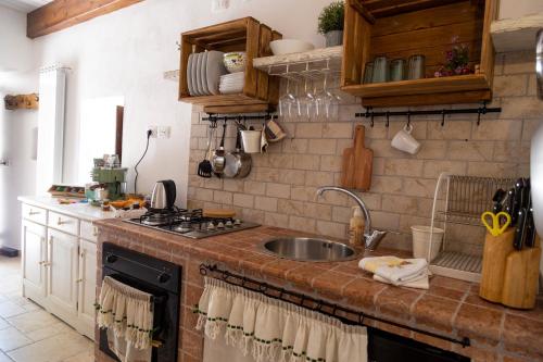 维科德尔加尔加诺Il Pieddo的厨房配有水槽和台面