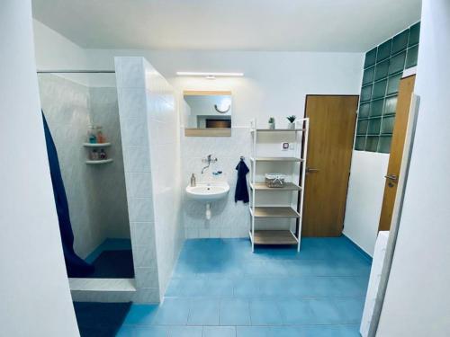 伦布尔克Apartmán Mája的一间带水槽和卫生间的小浴室