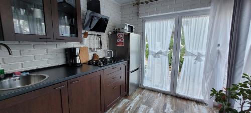甘迪亚Apartamento Milka Gandia Marchuquera的厨房配有水槽和冰箱