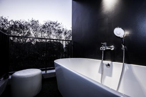 Blu Monkey Hub and Hotel Phuket - SHA Extra Plus的一间浴室