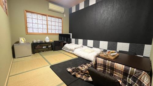 大阪Wafu Ryokan Uehonmachi的客厅配有沙发和桌子