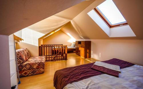 帕维西纳勒霍塔Studio Troika的阁楼卧室配有床和天窗
