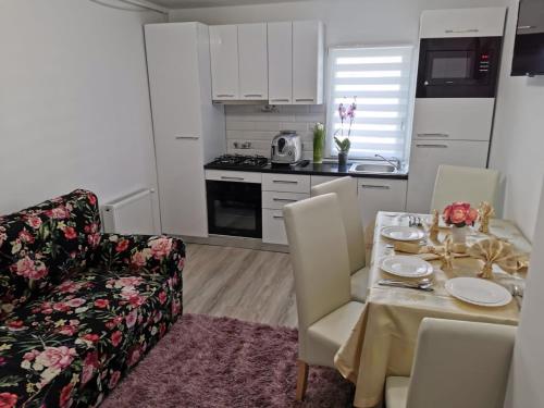 特尔古奥克纳Apartament Gold Luxury的厨房以及带桌椅的用餐室。