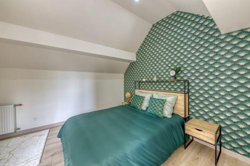 埃库昂Joli Appartement de vacances的一间卧室设有一张床和绿色的墙壁