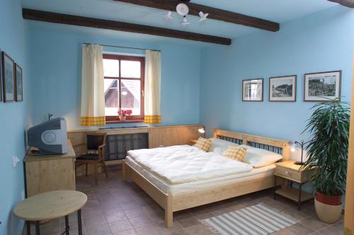 乌赫尔堡克里希克酒店的一间卧室配有一张床、一张桌子和一张桌子