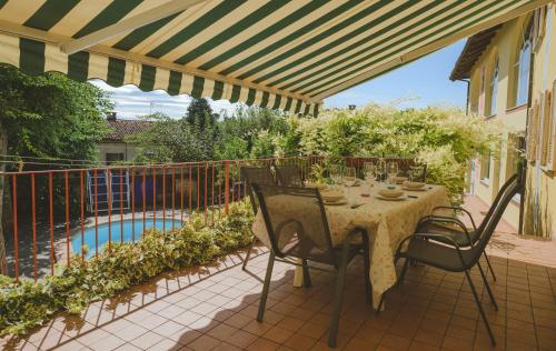 卡斯塔诺兰泽Casa del Sole的一个带桌椅的庭院和一个游泳池