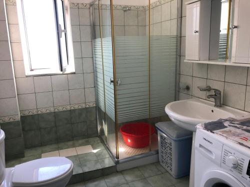 萨兰达Quality home的带淋浴、卫生间和盥洗盆的浴室