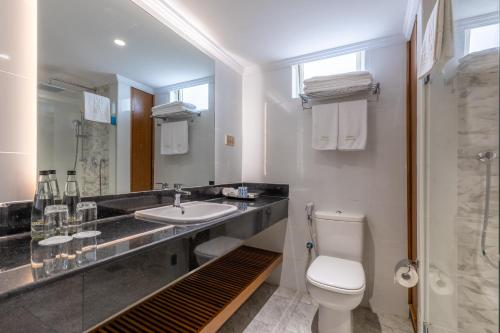 蒙巴萨Premium Inn Mombasa City的一间带水槽和卫生间的浴室