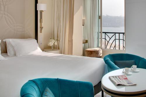 圣让-德吕兹海水浴温泉大酒店的酒店客房带一张床、一张桌子和椅子