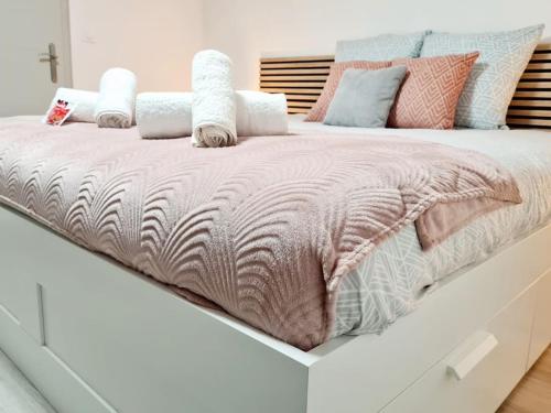 阿格诺Meublé Flora pour voyageur pro - Centre, calme - Wi-Fi的一张大床,上面有粉色毯子