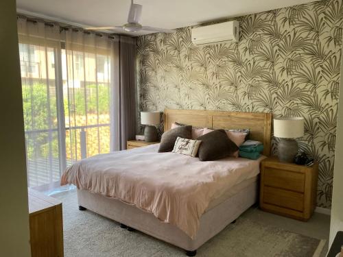 巴利托Zimbali Wedge的一间卧室配有一张大床和壁画
