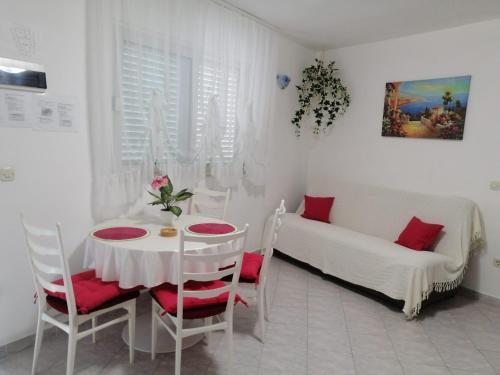 布拉托Kuća za odmor Zdravka的白色的客房配有桌子和沙发