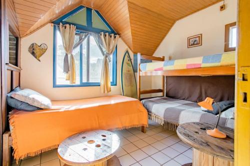 弗洛里亚诺波利斯Casa Hostel Mosaicos DyA的一间卧室设有两张双层床和一张桌子
