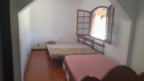 孔塔任Sítio morada nova的小房间设有两张床和窗户