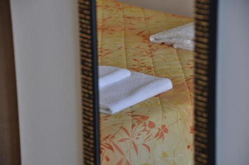 梅杜林Panorama Apartments的床上的镜子和毛巾