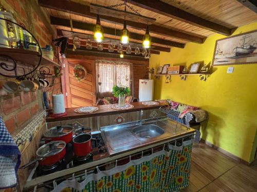 博尼图Pousada Tarumã challes 01的厨房配有水槽和台面