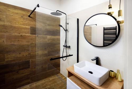 凯日马罗克Bonton Apartments的一间带水槽和镜子的浴室