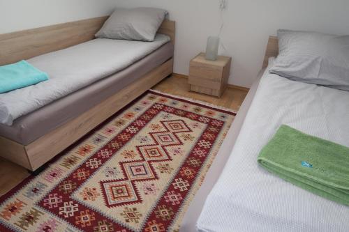 CholerzynAirSpot Balice的一间卧室,配有一张床,地板上铺有地毯