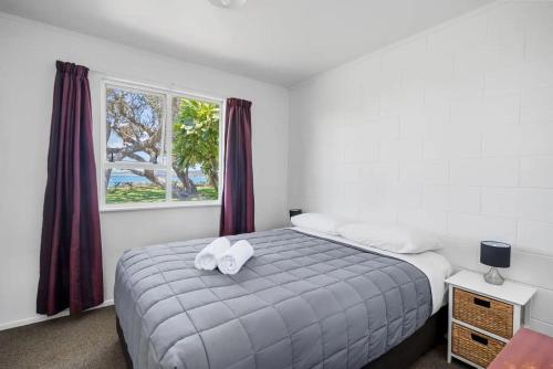 图图卡卡The Sands Motel的一间卧室配有一张床,上面有两条毛巾