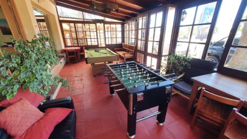 拉帕洛马Hotel Viola的配有桌上足球和台球桌的房间