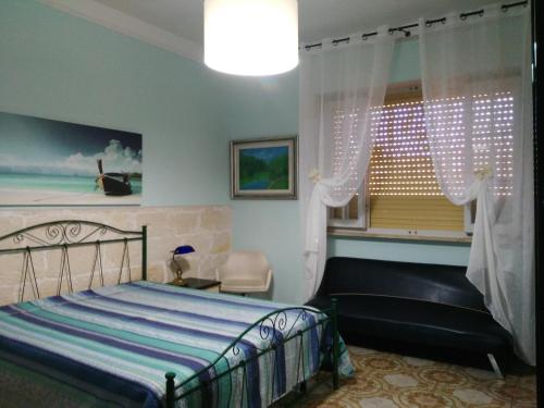 普罗斯西托角Villa Gisella的一间卧室设有一张床和一个窗口