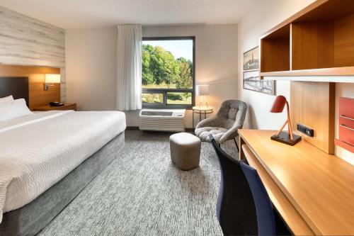 贝尔维尔贝尔维尔万豪广场套房酒店的配有一张床和一张书桌的酒店客房