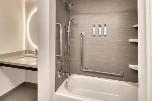 贝尔维尔贝尔维尔万豪广场套房酒店的浴室配有白色浴缸和水槽