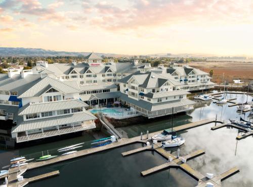 佩塔卢马Sheraton Sonoma Wine Country Petaluma的享有码头的空中景致,设有建筑