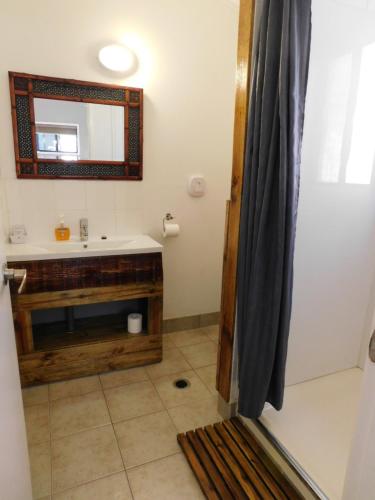 楠伯Riverbend Cottage Cabin - Little Heaven的一间带水槽和镜子的浴室