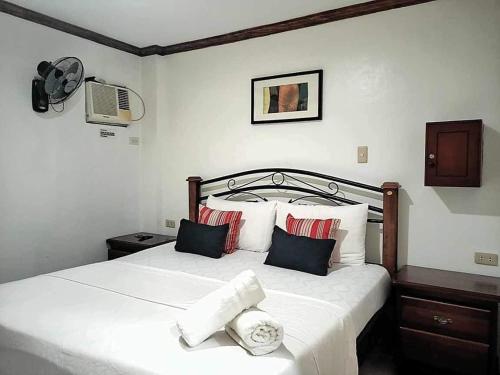 长滩岛Double Diamond Inn Guest House的卧室配有带枕头的大型白色床
