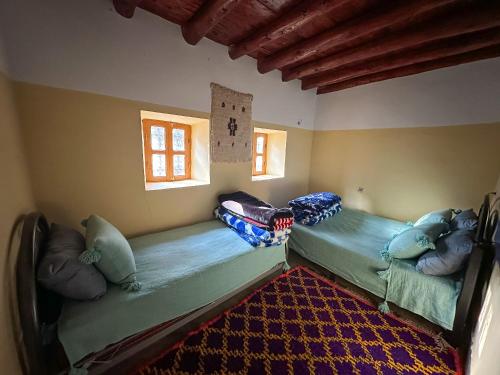 代姆纳特Dar assounfou的带枕头和地毯的2张床的客房