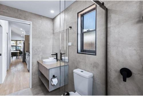 布鲁姆Discovery Parks - Broome的浴室配有卫生间、盥洗盆和淋浴。