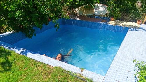 代姆纳特Dar assounfou的女人在游泳池游泳