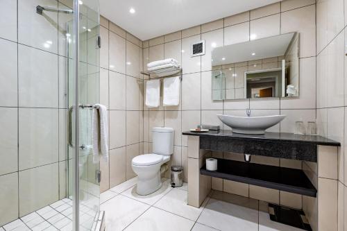 纽卡斯尔African Sky Newcastle Inn的一间带水槽、卫生间和淋浴的浴室