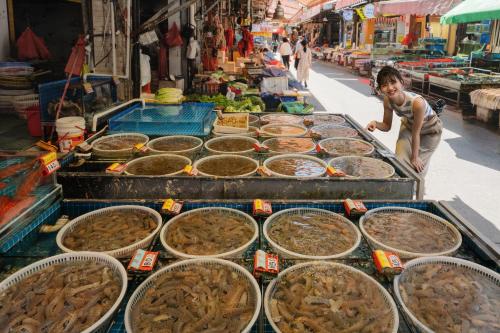 厦门厦门W酒店（尊享欢乐时光礼遇）的站在一个拥有大量食物的市场前的妇女