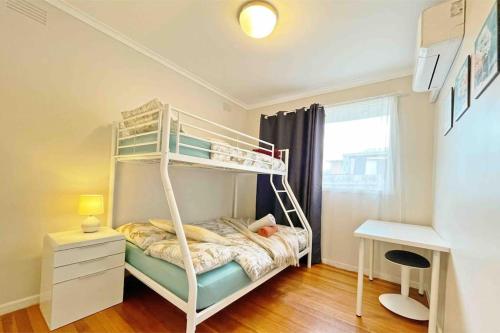 Doncaster EastPeaceful location 3BR WiFi/Netflix/Kitchen的一间卧室配有双层床和书桌