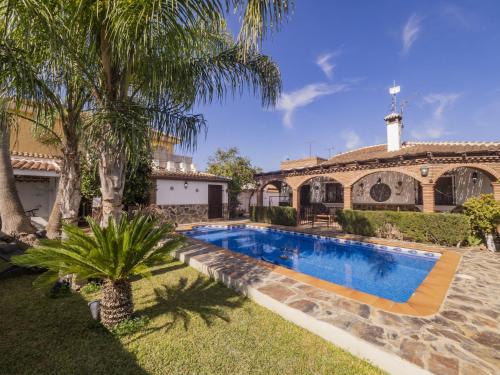阿尔豪林格朗德Cubo's Casa Rural Sol的一座房子的院子内的游泳池