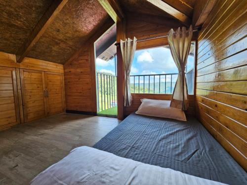 穆克缇斯瓦Himalayan Havenwood的一间带床的卧室,位于带窗户的房间内