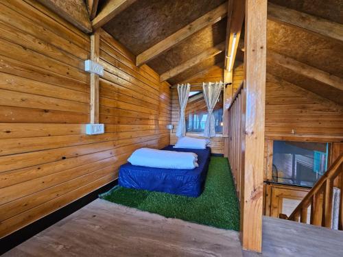 穆克缇斯瓦Himalayan Havenwood的小木屋内带两张床的房间