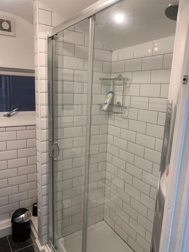 吉林汉姆Arden Street的浴室里设有玻璃门淋浴