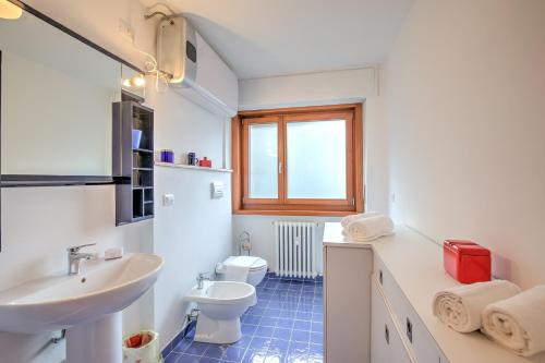 塞斯特雷Terrazza Dei Principi Few Steps From Ski - Happy Rentals的一间带水槽和卫生间的浴室以及窗户。