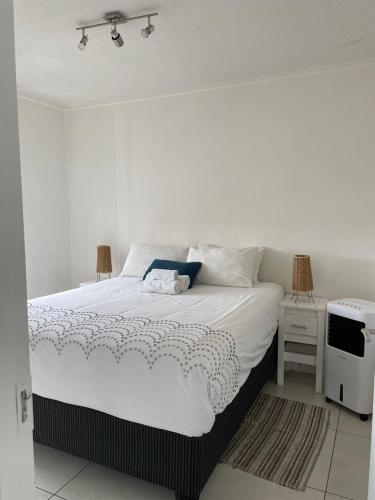 温特和克Dmn City Apartment at Junction的卧室配有一张大白色床和电视。