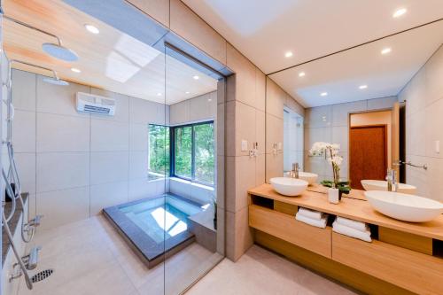 白马村Sakura 88 - Luxury Villa - 280sqm 4 bedrooms的一间带两个盥洗盆和淋浴的浴室
