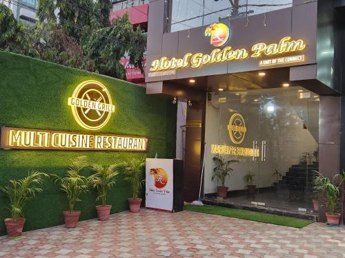 巴特那Hotel Golden Palm的akriti golden palani cuisine restaurant餐厅前的商店