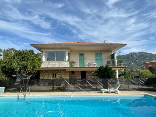 卡罗Bas de villa avec accès piscine près de Nice Cannes Monaco的别墅前设有游泳池