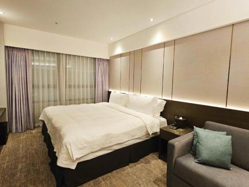 台北天阁酒店台北林森的酒店客房,配有床和沙发