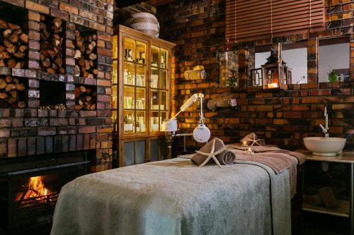 开普敦坎普斯湾度假酒店的客房设有壁炉和一张带桌子的床。