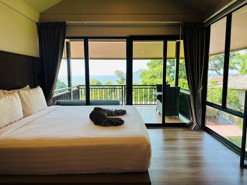 皮皮岛皮皮岛HIP海景度假村的一间卧室设有一张大床和一个阳台
