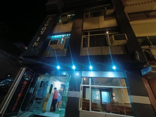 瑞诗凯诗Namastexplorer Rishikesh的夜间站在建筑物外的人
