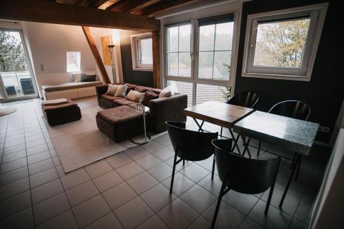 施瓦巴赫Komplettes Maisonettehaus in idyllischer Lage的客厅配有桌椅和沙发